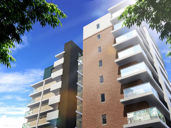 木陰から見上げたマンション