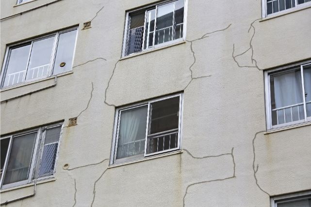ヒビの入ったマンション