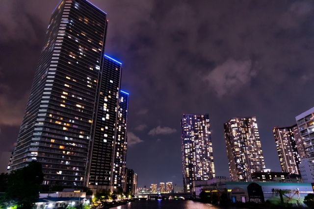 タワーマンションが立ち並ぶ夜景
