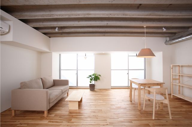 マンションのシンプルな部屋