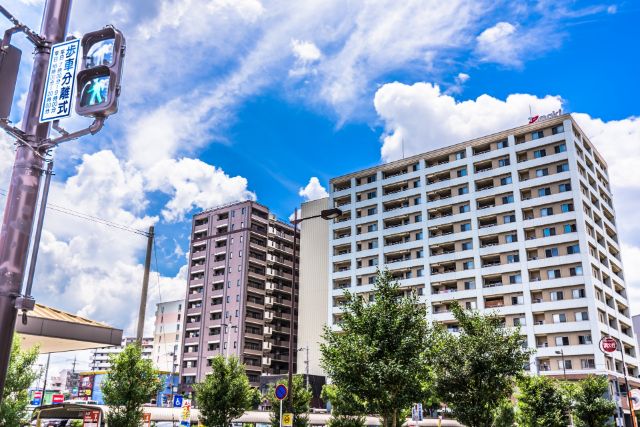 マンションの建ち並ぶ街