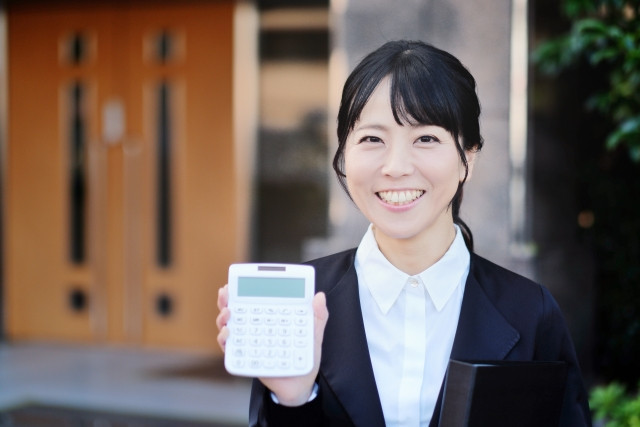電卓を持った不動産業者